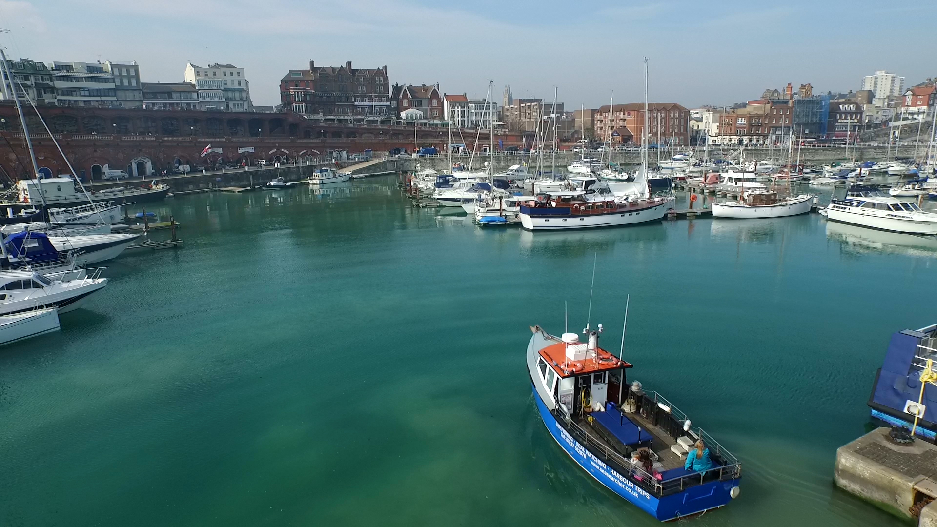 0.20 Seaseacher Entering Harbour